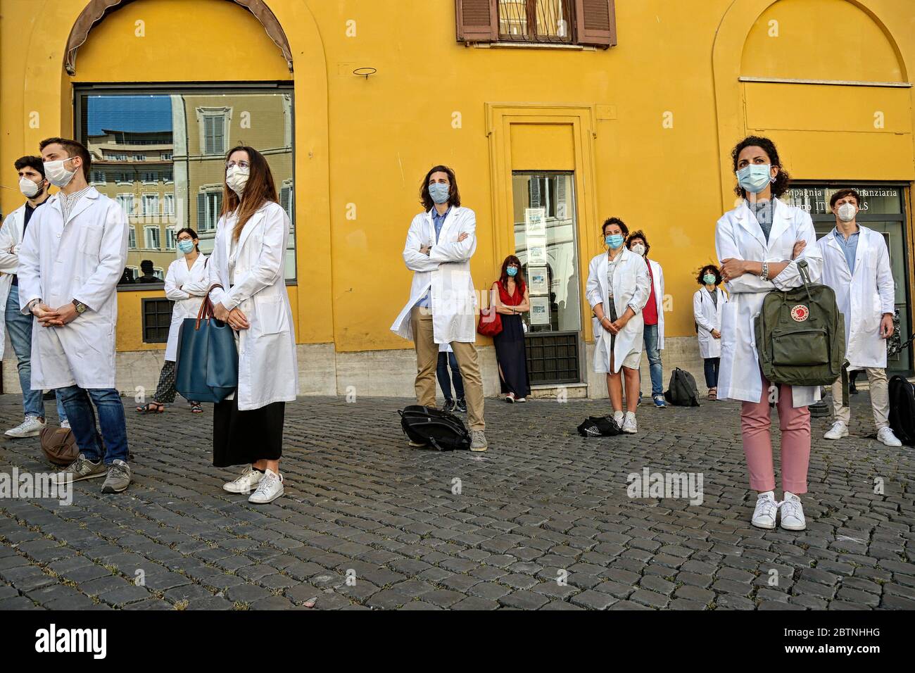 Roma, Italia. 27th May, 2020. Rome May 27th 2020. Montecitorio. Demonstration of the young doctors, students in medicine and interns to protest against the 'economic recovery decree' the poor attention to the young white coats. Photo Samantha Zucchi Insidefoto Credit: insidefoto srl/Alamy Live News Stock Photo