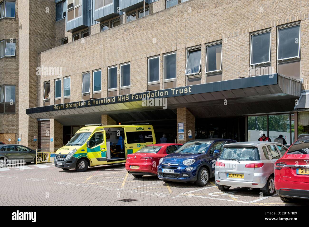 Royal Brompton Hospital & Harefield NHS Foundation Trust, with cars and ambulance parked outside, London Borough of Chelsea Stock Photo