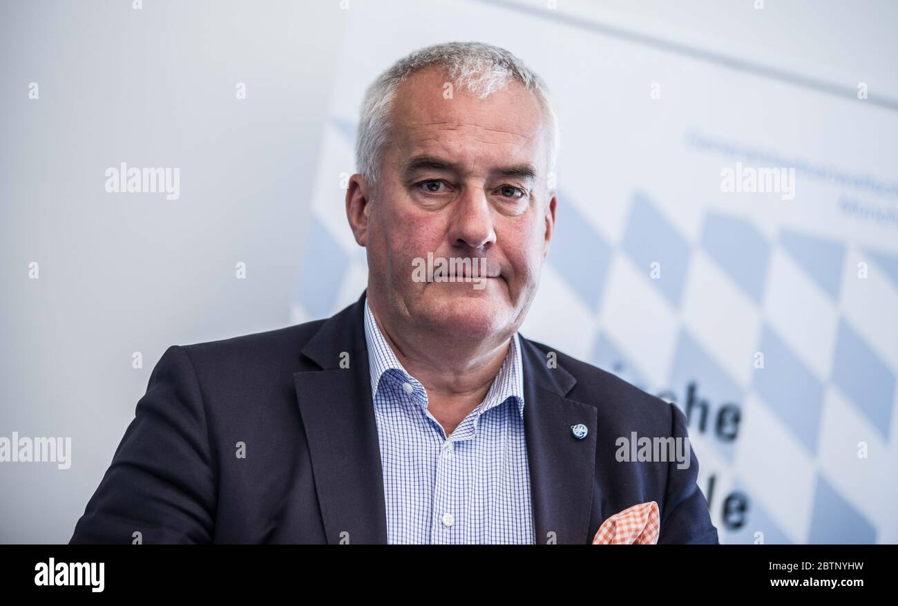 Munich, Bavaria, Germany. 27th May, 2020. LUDWIG SPAENLE, Antisemitismusbeautragte (Commisioner against Antisemitism) during a press conference where he emotionally relayed his disgust for the return of antisemitism in Germany. Due to a rise of anti-Semitic activities and crimes throughout Germany and specifically over 300 in Bavaria alone, the Bavarian Justizminister has issued a warning regarding the spreading of anti-semitic conspiracy theories, Holocaust relativization via the protests against the anti-Corona protests. Due to this, the Oberstaatsanwalt (head state attorney) Andreas Franck Stock Photo