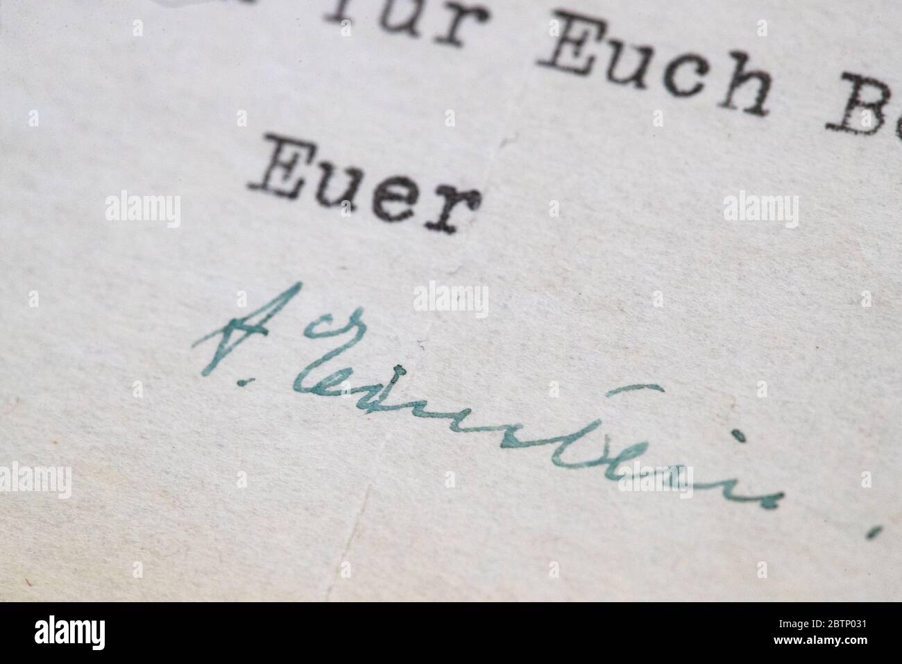 Einstein albert signature hi-res stock photography and images - Alamy