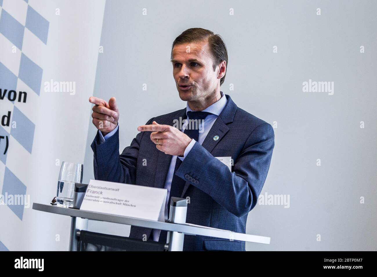 Munich, Bavaria, Germany. 27th May, 2020. Oberstaatsanwalt ANDREAS FRANCK. Due to a rise of anti-Semitic activities and crimes throughout Germany and specifically over 300 in Bavaria alone, the Bavarian Justizminister has issued a warning regarding the spreading of anti-semitic conspiracy theories, Holocaust relativization via the protests against the anti-Corona protests. Due to this, the Oberstaatsanwalt (head state attorney) Andreas Franck has produced a manual entitled 'Antisemitische Straftaten erkennen'' (Recognize Antisemitic Crimes) which Justizminister Georg Eisenreich presented. (C Stock Photo