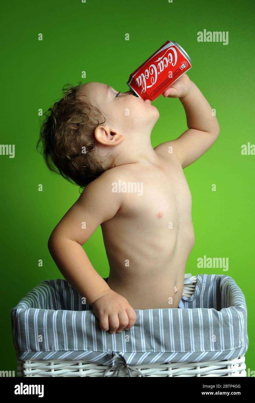 Дети пьют колу. Мальчик пьет колу. Кола для детей. Человек пьет колу. Дети пьют Кока колу.