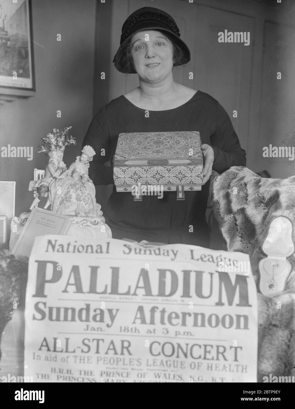 Woman M P as auctioneer At a concert at the Palladium , in aid of the people' s leagues of health , Mrs Hilton Phillipson M P , will auction a number of interesting gifts Mrs Hilton Phillipson M P with a beautiful Japanese cabinet 16 January 1925 Stock Photo