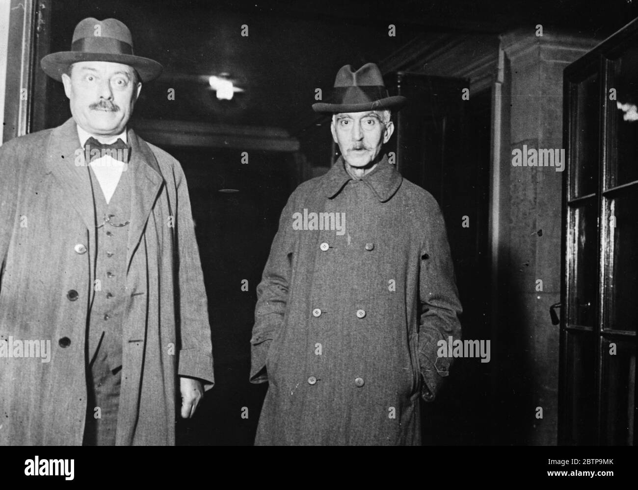 Spanish Monarchy plot . Colonel Macia ( right ) , organiser of the plot against the Spanish Throne , arriving in Paris after his arrest . 15 November 1926 Stock Photo