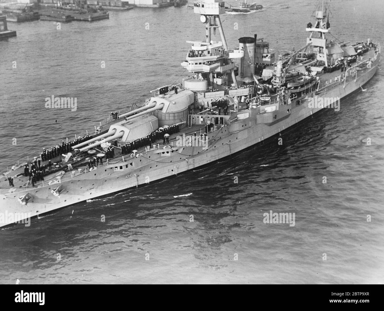 Naval majesty . A fine study of the US battleship Texas passing under Manhatten Bridge , New York . 17 September 1927 Stock Photo
