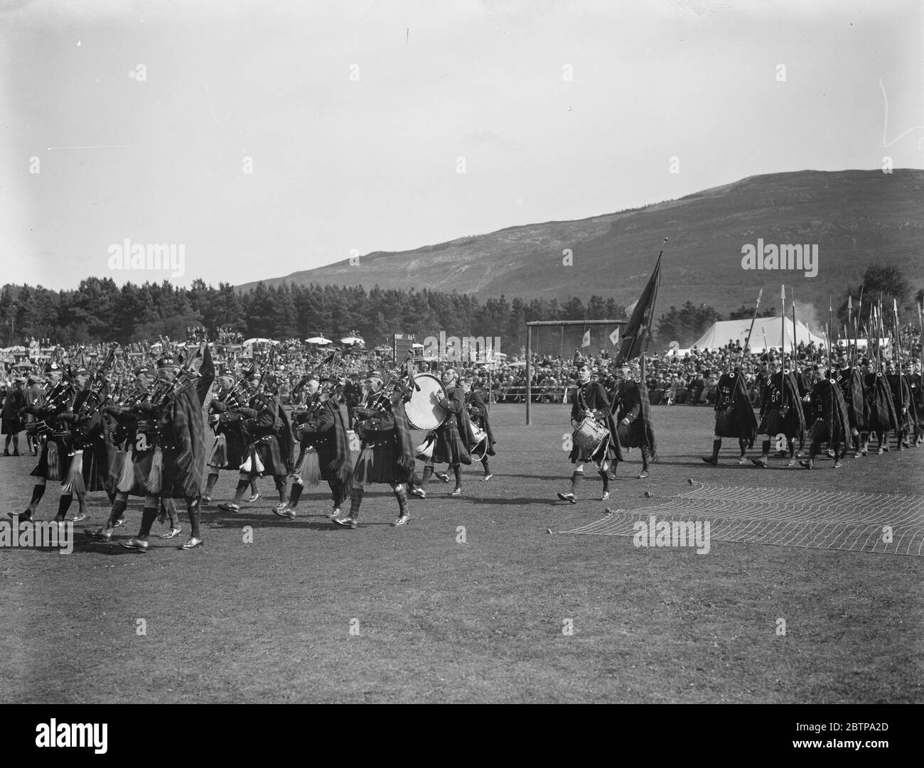 Braemar gathering . Duff Highlanders marching into the arena . 11 September 1926 Stock Photo