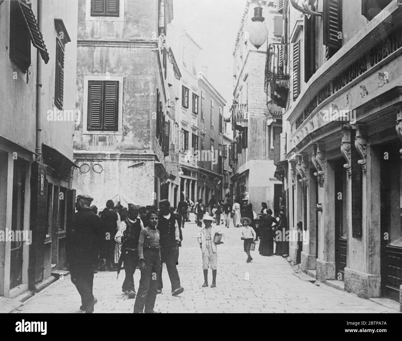 Grave riots in Yugoslavia . The Banca Dalmatica premises ( formerly those of the Banca Podrunnica Sibenik ) at Sebenico . 29 May 1928 Stock Photo
