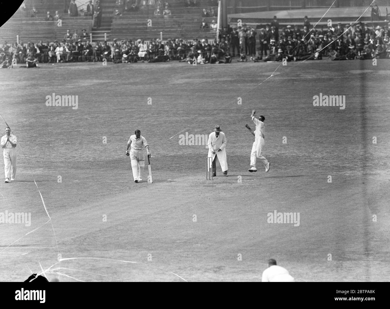 A fast bowler . A fine action study of Edgar Arthur Ted McDonald , the Lancashire fast bowler . 24 July 1928 Stock Photo