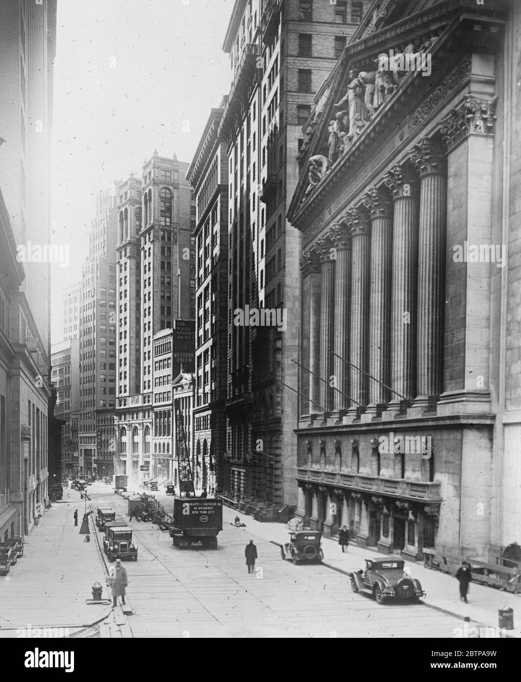 New York views . Broad Street looking south from Wall Street in New York 's financial district . 1928 Stock Photo