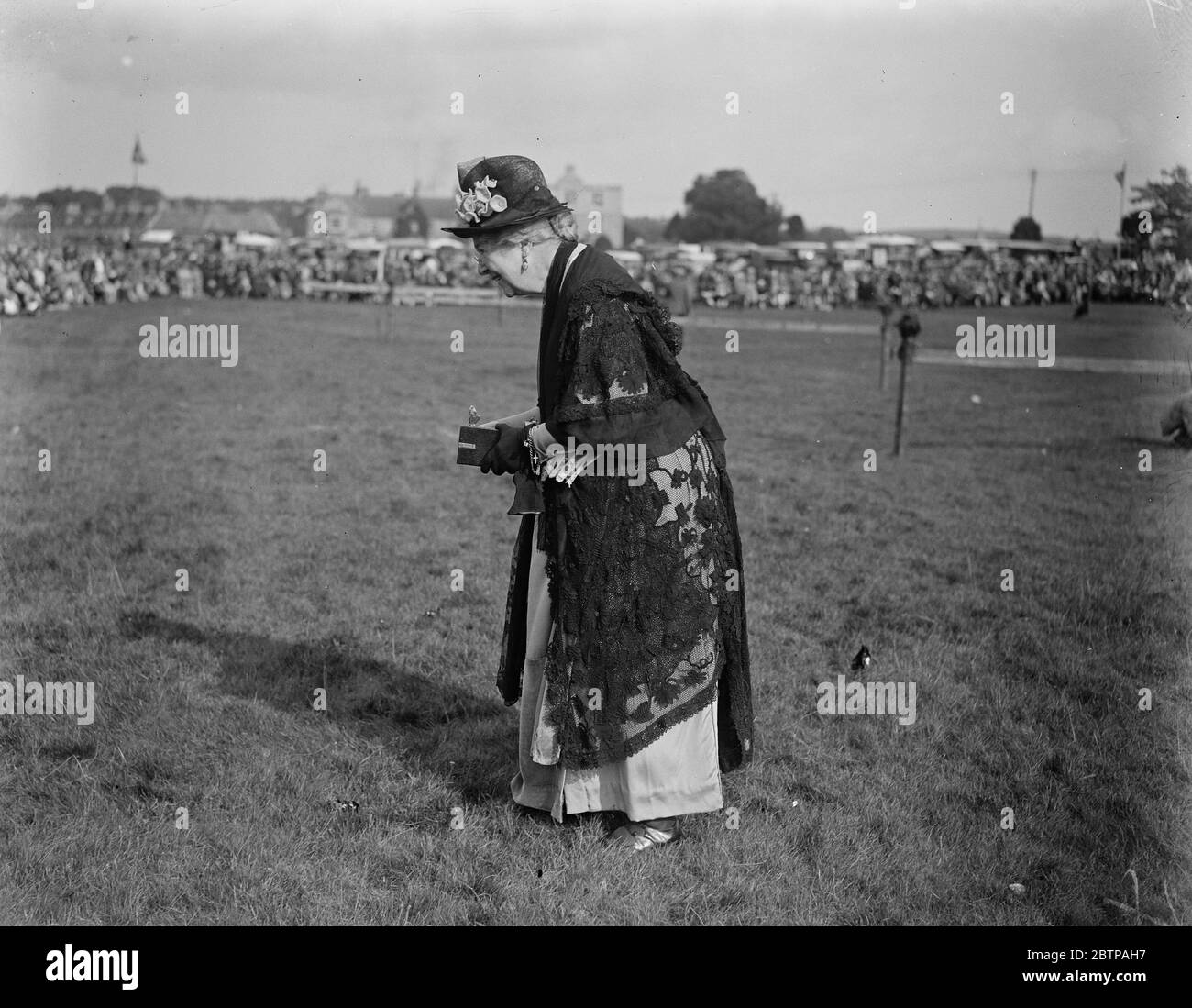 Aboyne Highland Games . Lady Aberdeen takes a photograph . 13 September 1928 Stock Photo