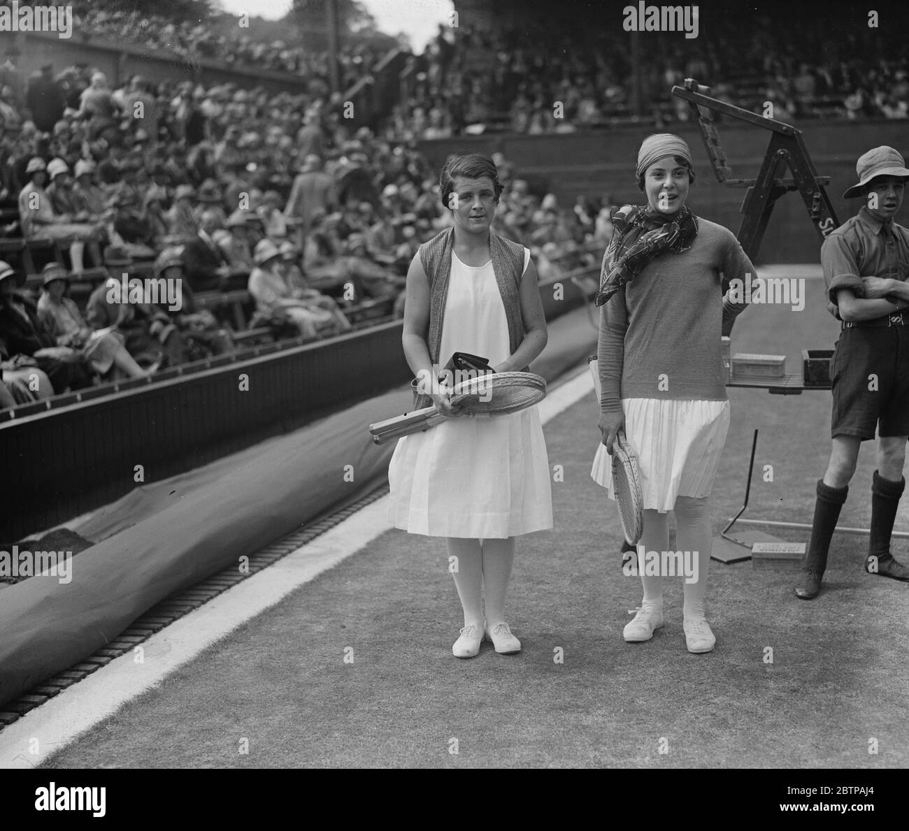 Wimbledon lawn tennis championships . Frl Aussem and Miss M V C Chamberlain before their match . 27 June 1928 Stock Photo