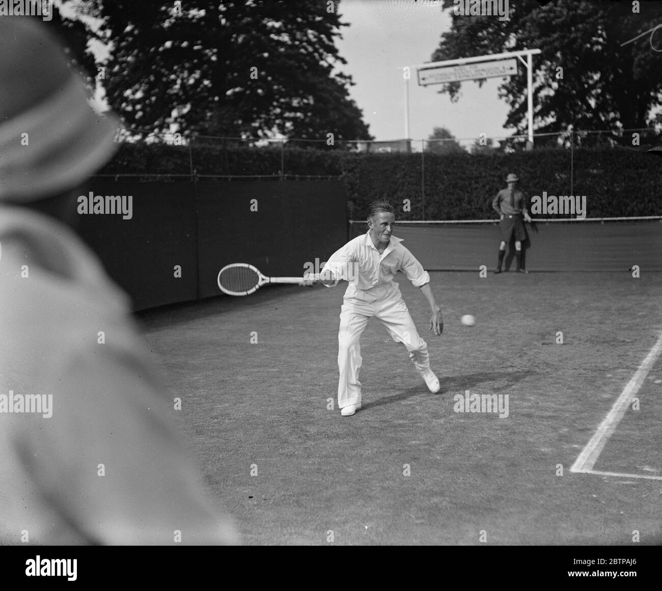 Wimbledon lawn tennis Championships . Wilbur Coen ( USA ) in play against Axel Petersen ( Denmark ) . 25 June 1928 Stock Photo