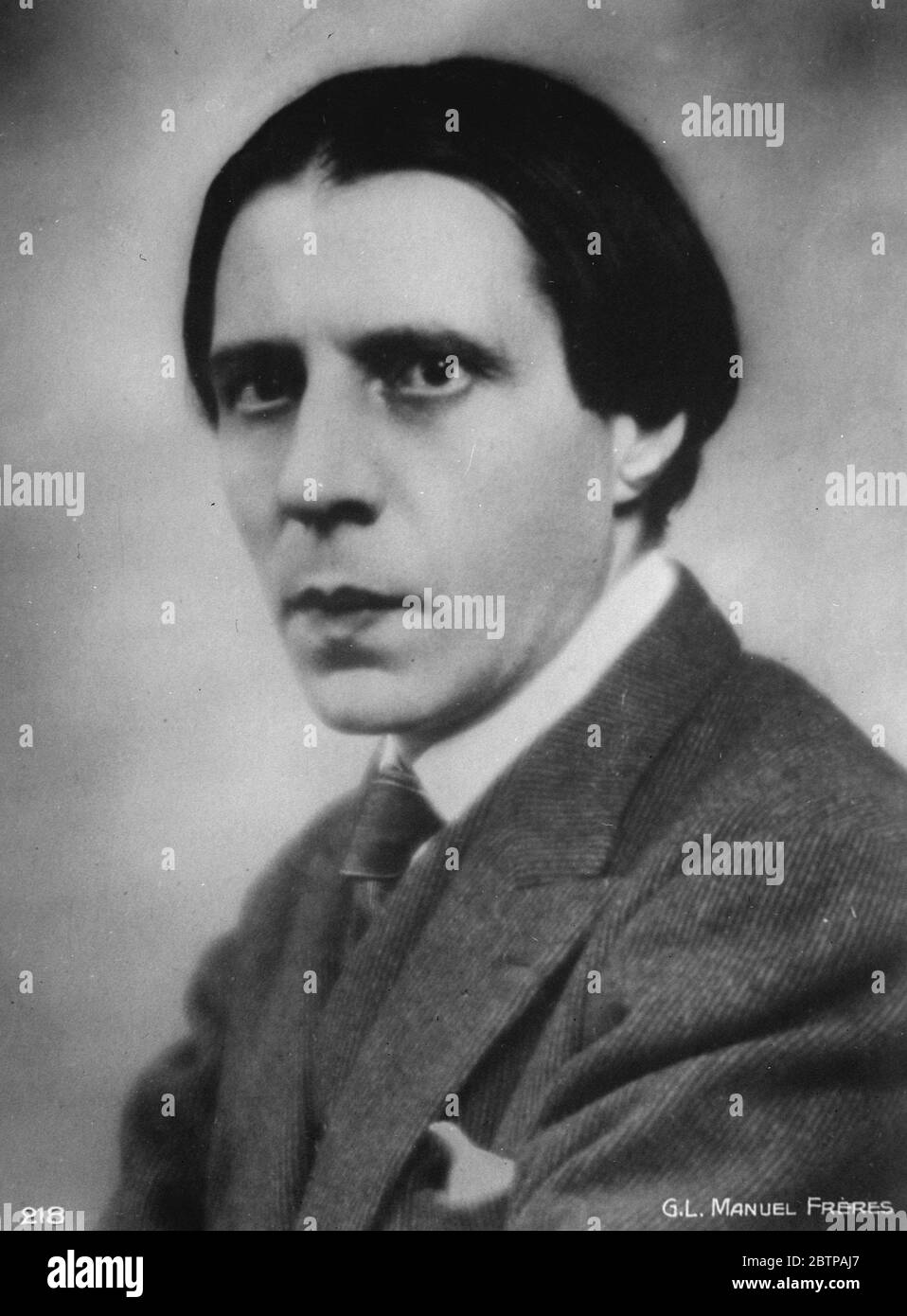 Concert in stable . Cortot the famous pianist who is playing in a Brighton stable to an audience seated on wooden seats . December 1928 Alfred Denis Cortot ( 26 September 1877 - 15 June 1962 ) Franco-Swiss pianist and conductor Stock Photo