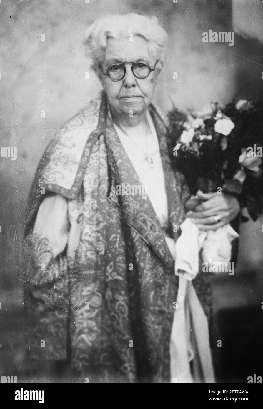 Mrs Annie Besant 1 January 1930 Stock Photo Alamy mrs-annie-besant-1-january-1930-stock-photo-alamy