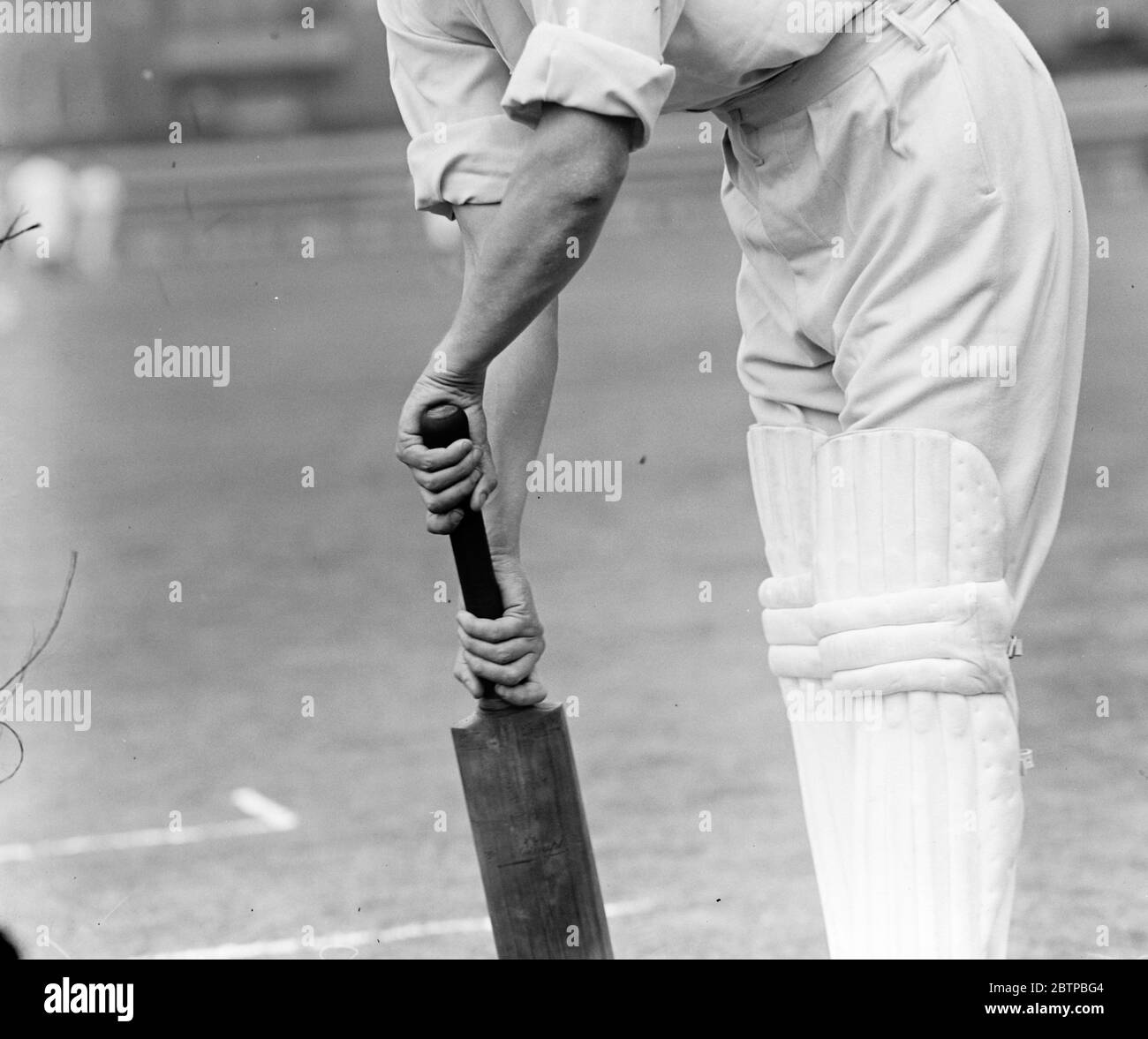 Douglas Jardine . Hands on bat . Handle only . The incorrect hold . 10 September 1929 Stock Photo