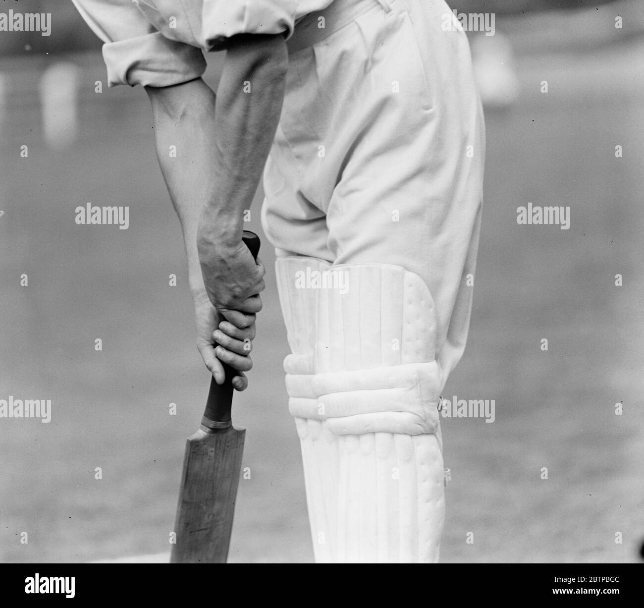 Douglas Jardine . Correct way to hold bat . 10 September 1929 Stock Photo