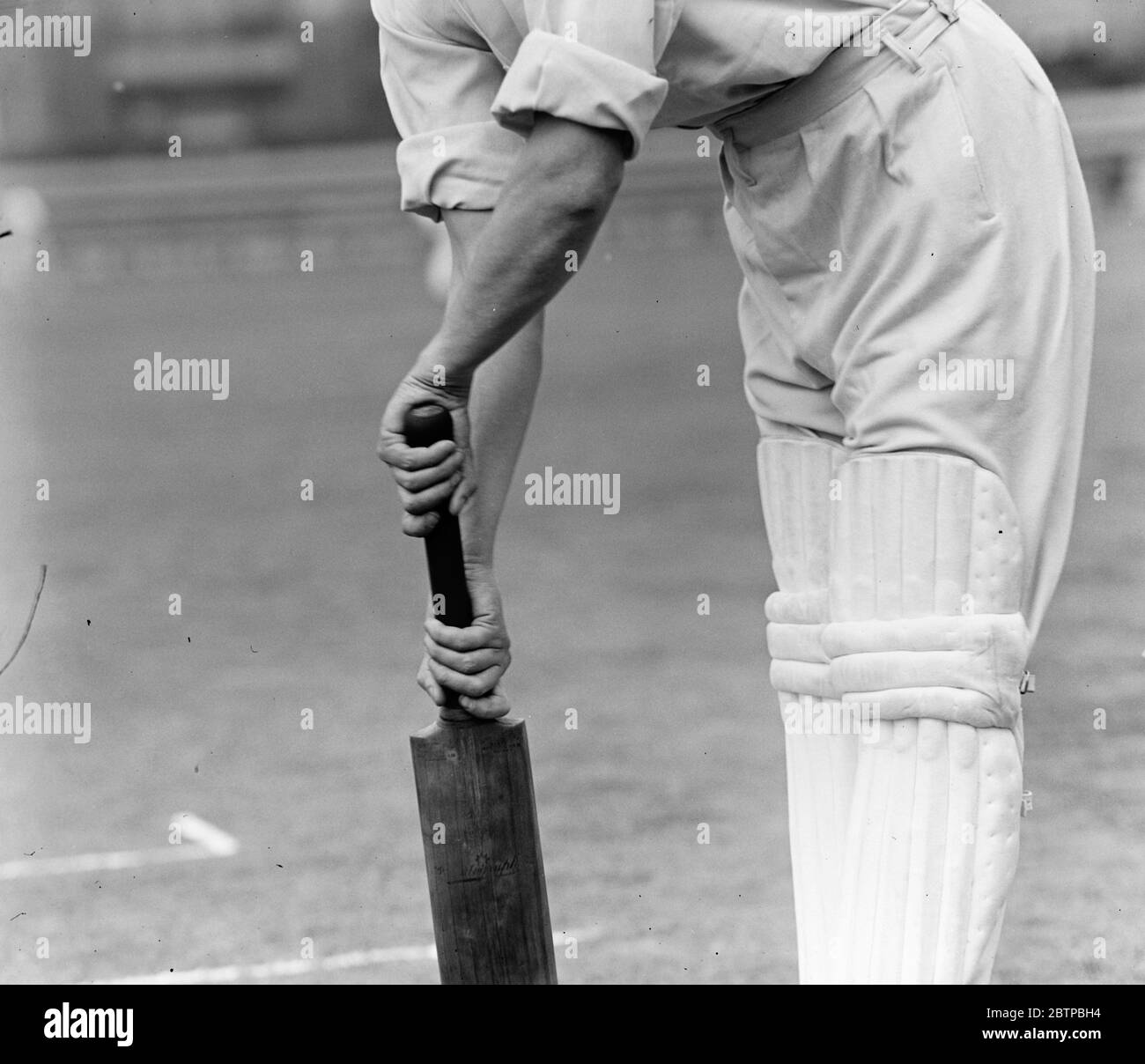 Douglas Jardine . Incorrect way to hold bat . 10 September 1929 Stock Photo