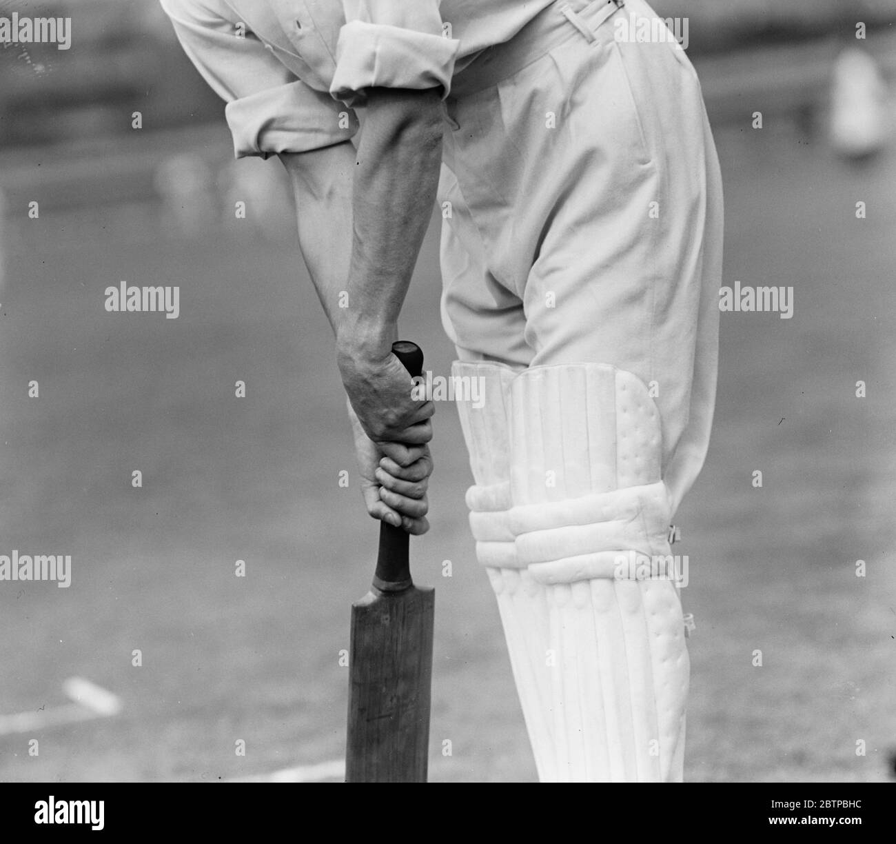 Douglas Jardine . Correct way to hold bat . 10 September 1929 Stock Photo