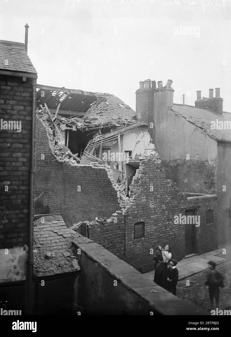 Bombardment of Hartlepool . Inhabitants gazing at their wrecked dwellings . 1914 Air raid on Scarborough, Hartlepool and Whitby , which took place on 16 December 1914 Stock Photo