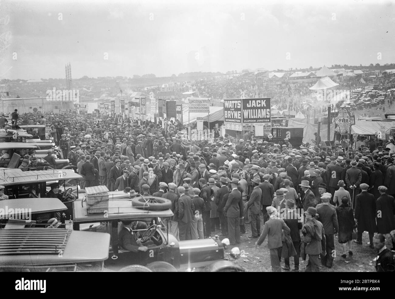 The Derby at Epsom . A general view of the vast crowd . 6 June 1928 Stock Photo