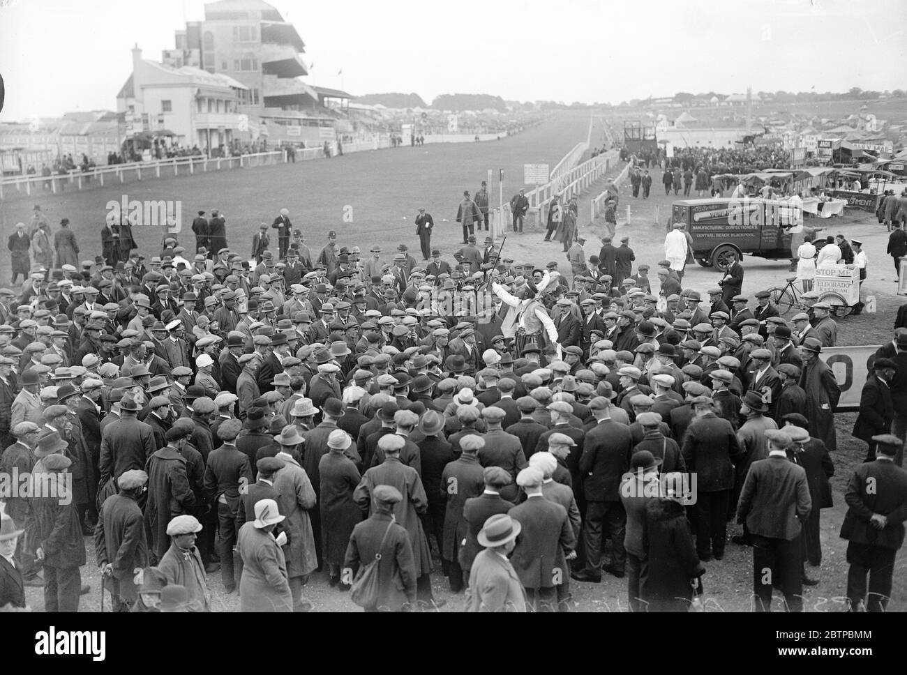 Tips for Derby week . A crowd gathers round a popular tipster . 4 June 1929  Stock Photo - Alamy