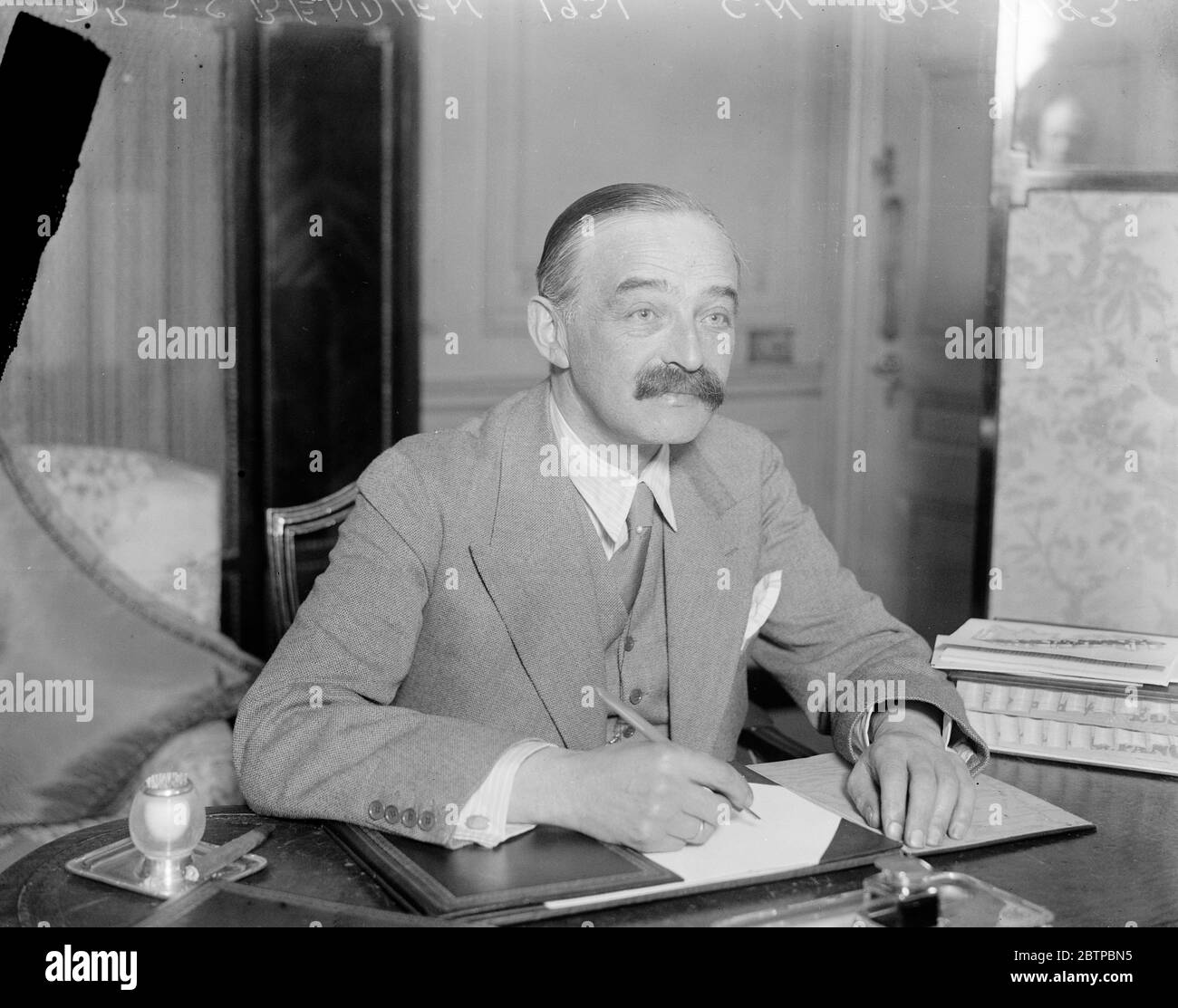 Dr Bendien in London . Dr S C Bendien , the Dutch cancer expert , who arrived in London on Friday morning . Dr Bendien photographed on Friday at his Hotel in London . 31 July 1931 Stock Photo