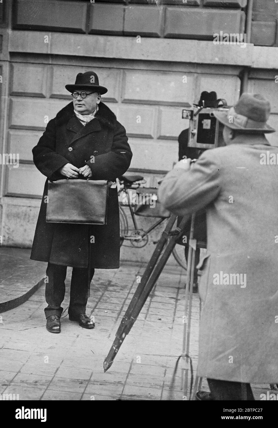 Litvinoff in the limelight . M Litvinoff , the Soviet representative , who had an interview with Sir Austen Chamberlain , facing the film camera at Geneva . 7 December 1927 Stock Photo