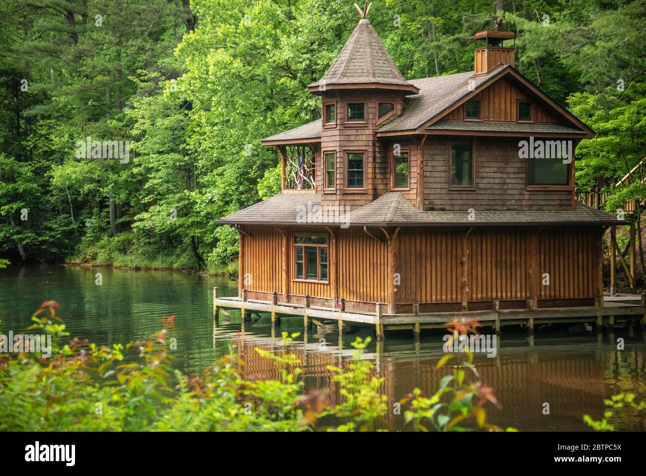 Luxury private boathouse on Lake Rabun in the Blue Ridge Mountains at Lakemont, Georgia. (USA) Stock Photo