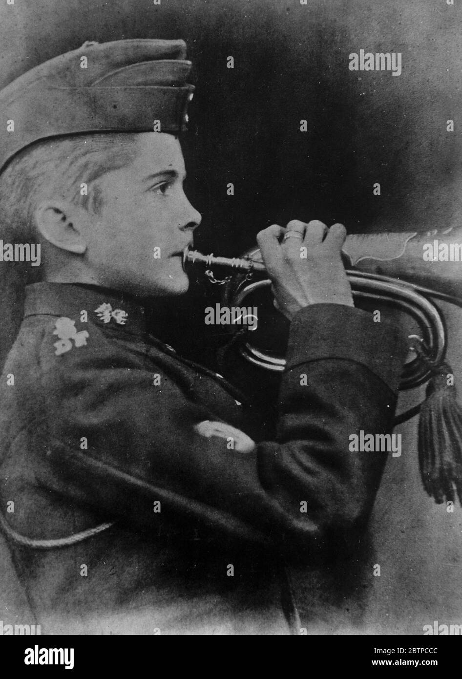 Famous Bugler of Colenso . John Francis Dunne , with the bugle presented to him by Queen Victoria . 4 December 1933 Stock Photo
