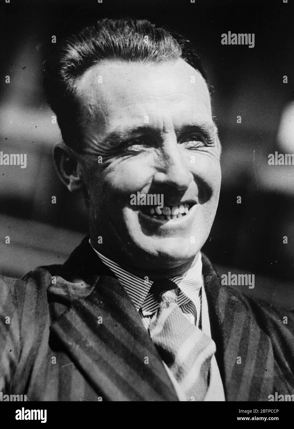 A cheerful digger . Bert Oakley at Randwick Military Hospital , is known as the  human sieve  . He has no fewer than 60 wounds , the legacy of the war 's fury at Messines . 27 November 1933 Stock Photo