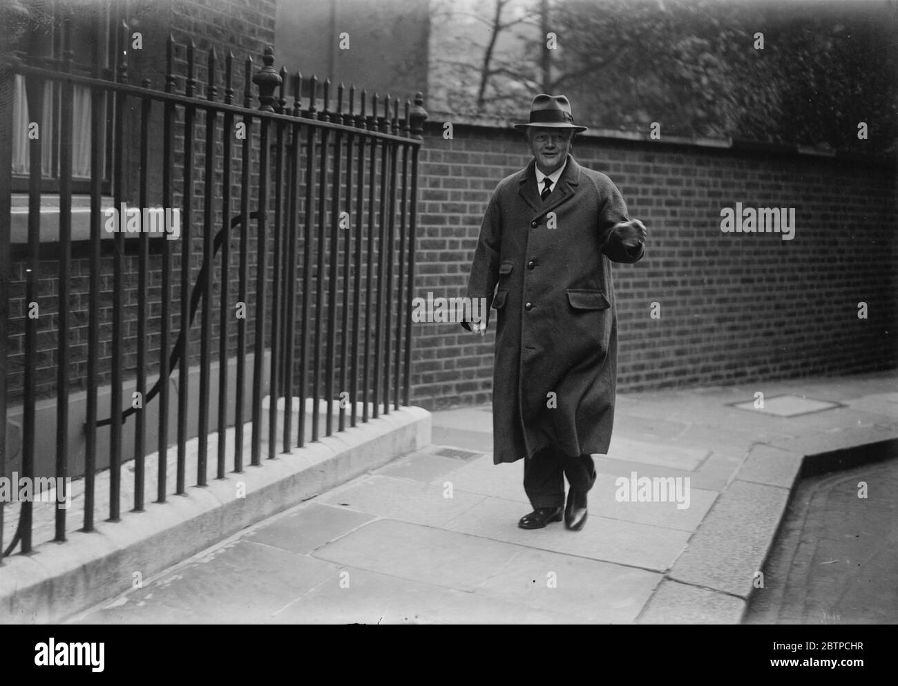 Cabinet discuss the crisis . The Cabinet met at No 10 , Downing Street , when Sir John Simon reported to his colleagues on the disarmament crisis . Lord Hailsham arriving . 18 October 1933 Stock Photo