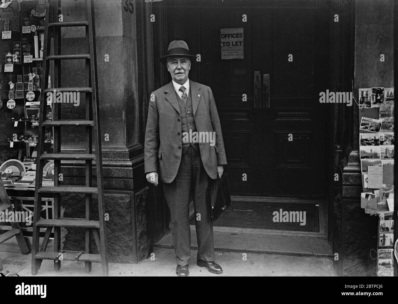 Railway workers wages . Thousands of railway workers are watching with interest the negotiations which opened on Tuesday between the four main line railway companies , and the three trade unions principally affected . Mr T Bromley arriving at the Railway Company ' s association .. 17 October 1933 Stock Photo