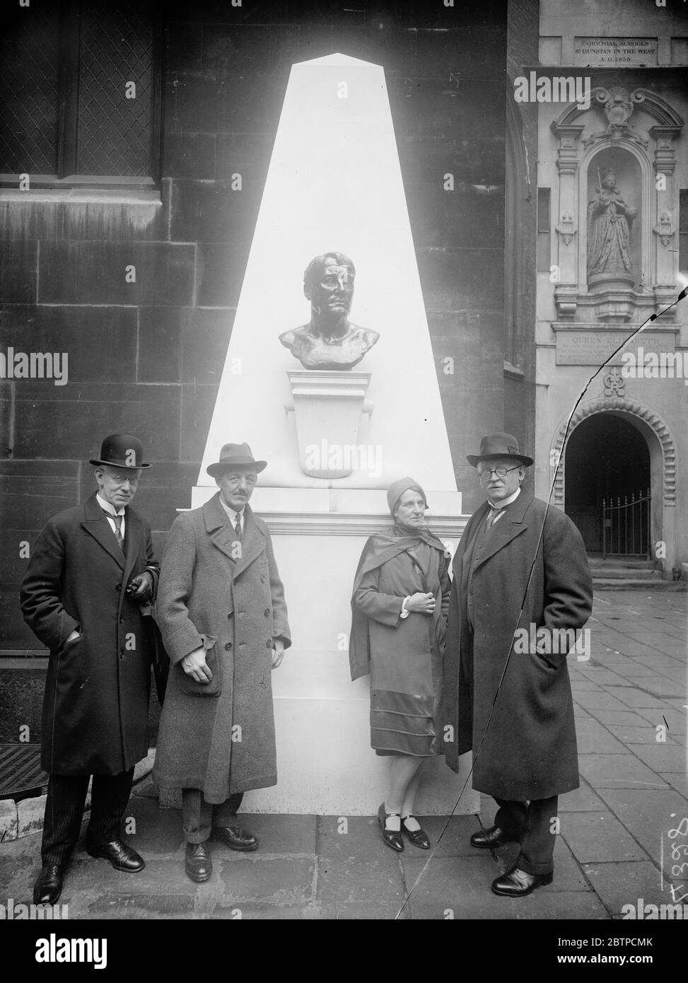 Northcliffe memorial . Left to right : Mr T W McAra , Mr Hoare , Lady Young and Sir Edwin Lutyens . 1 May 1930 Stock Photo