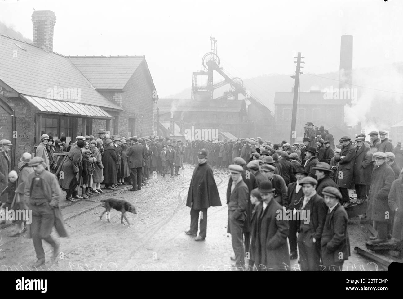 Cwm Coal Mining disaster . General view at the pithead showing the crowds waiting . 2 March 1927 Stock Photo