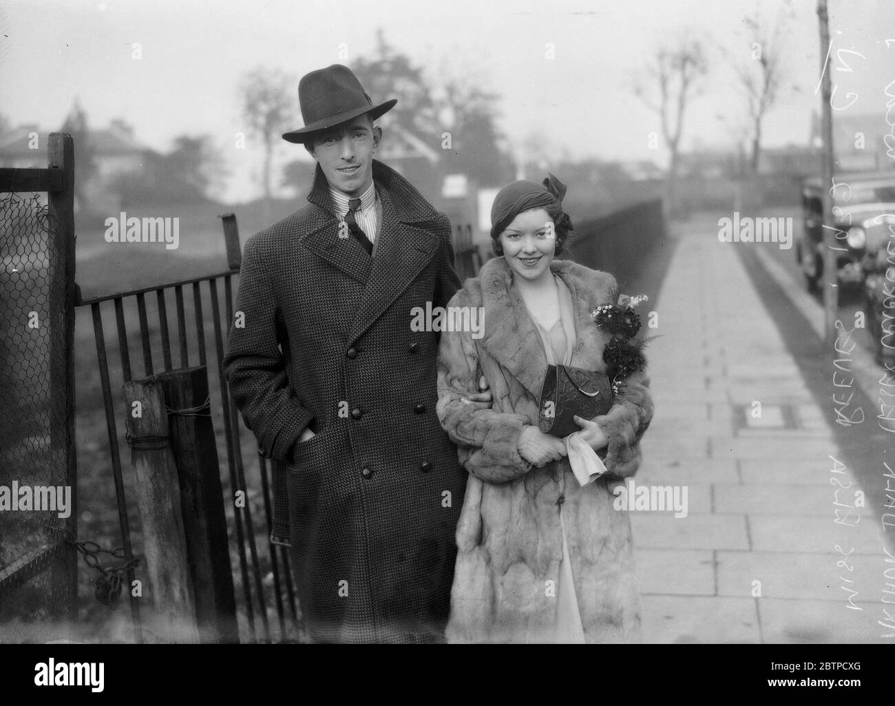 Essex bowler married . Arthur Daer , the popular Essex amateur , was married at Romford Registry Office to Miss Elsa Reeves . Bride and bridegroom after the ceremony . 15 November 1932 Stock Photo