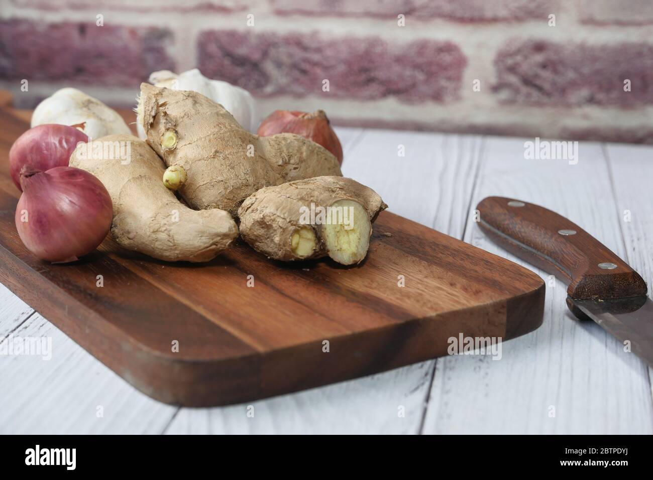 ginger, garlic and onion on chopping board Stock Photo Alamy