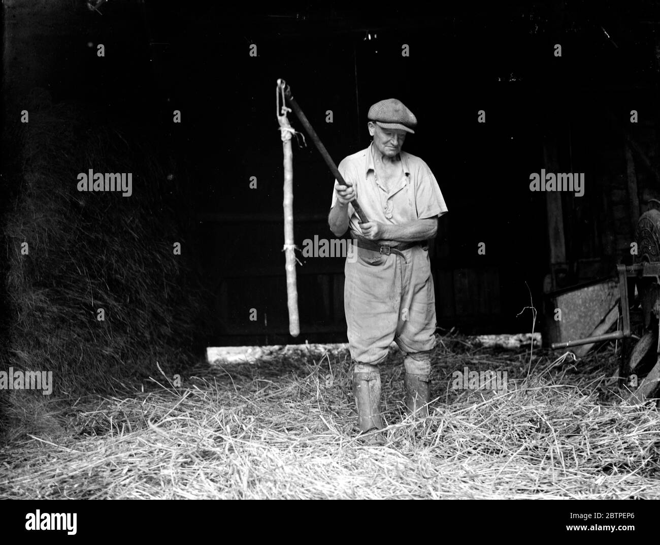 Jimmy Burrows and flail . 1935 Stock Photo