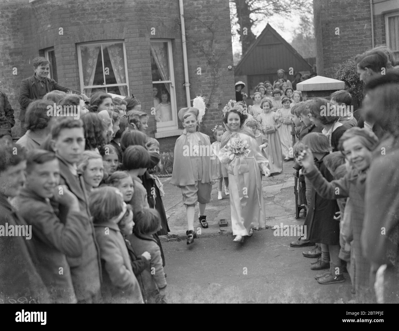 May Day festivities . Miss Patrcia Parker the Sidcup May Queen leading her retinue for Hayes . 6 May 1939 Stock Photo