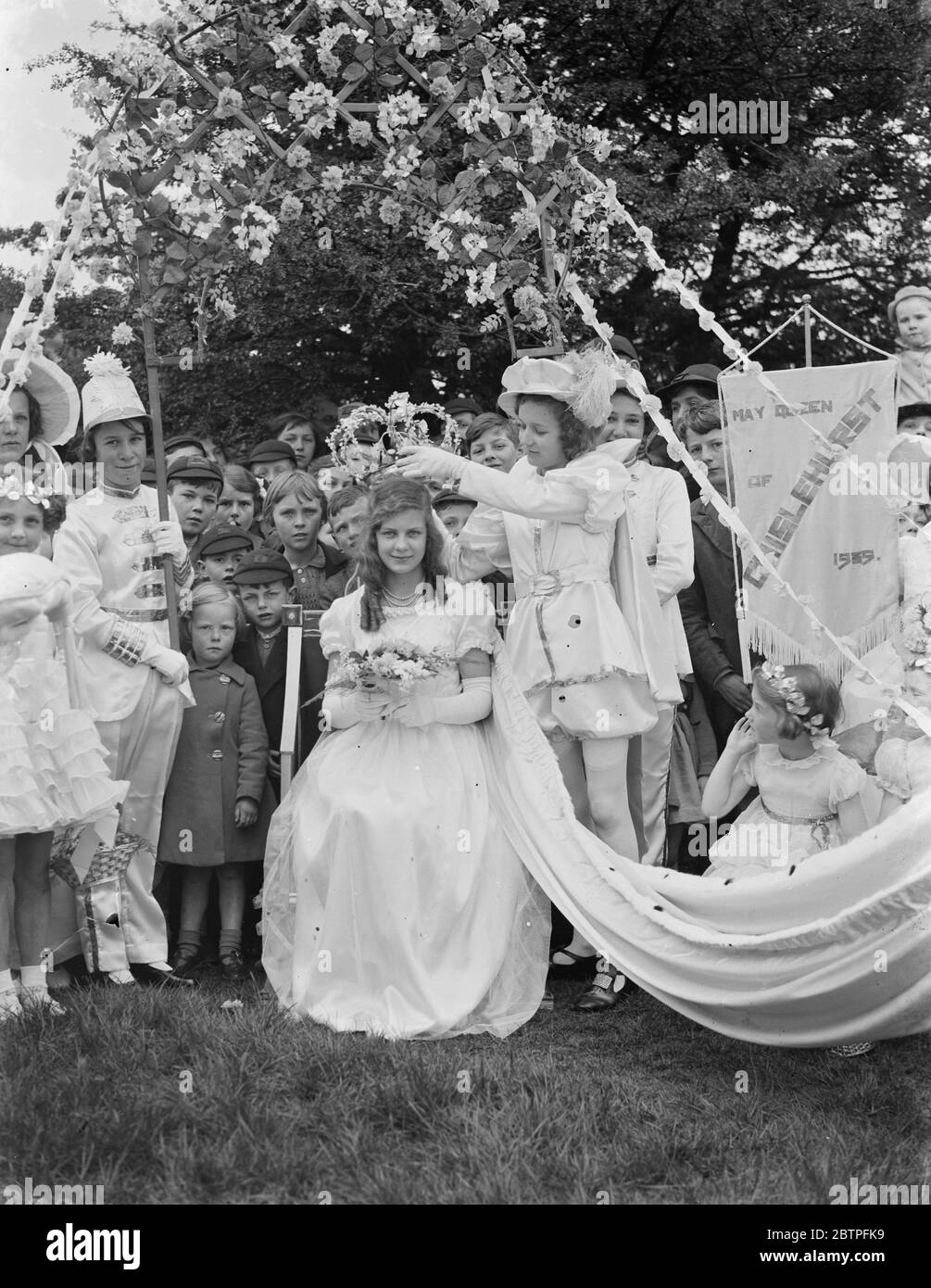 May Day festivities . Miss Mary Pearson the May Queen of Chislehurst , Kent , being crowned . 1939 Stock Photo