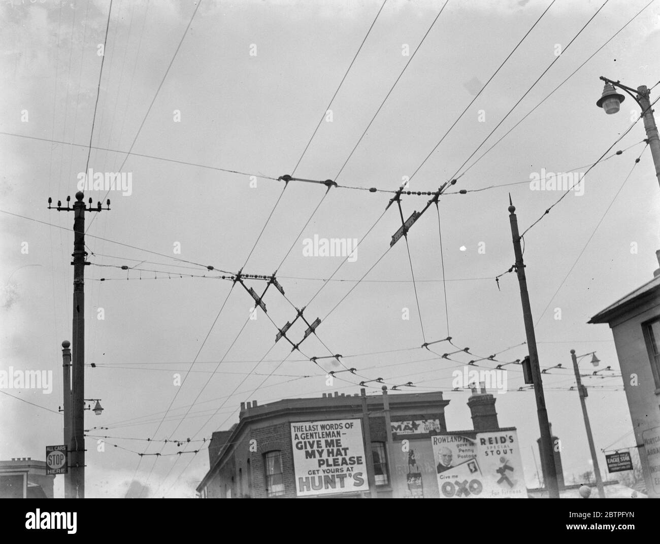 Trolley bus overhead wire black Black and White Stock Photos & Images