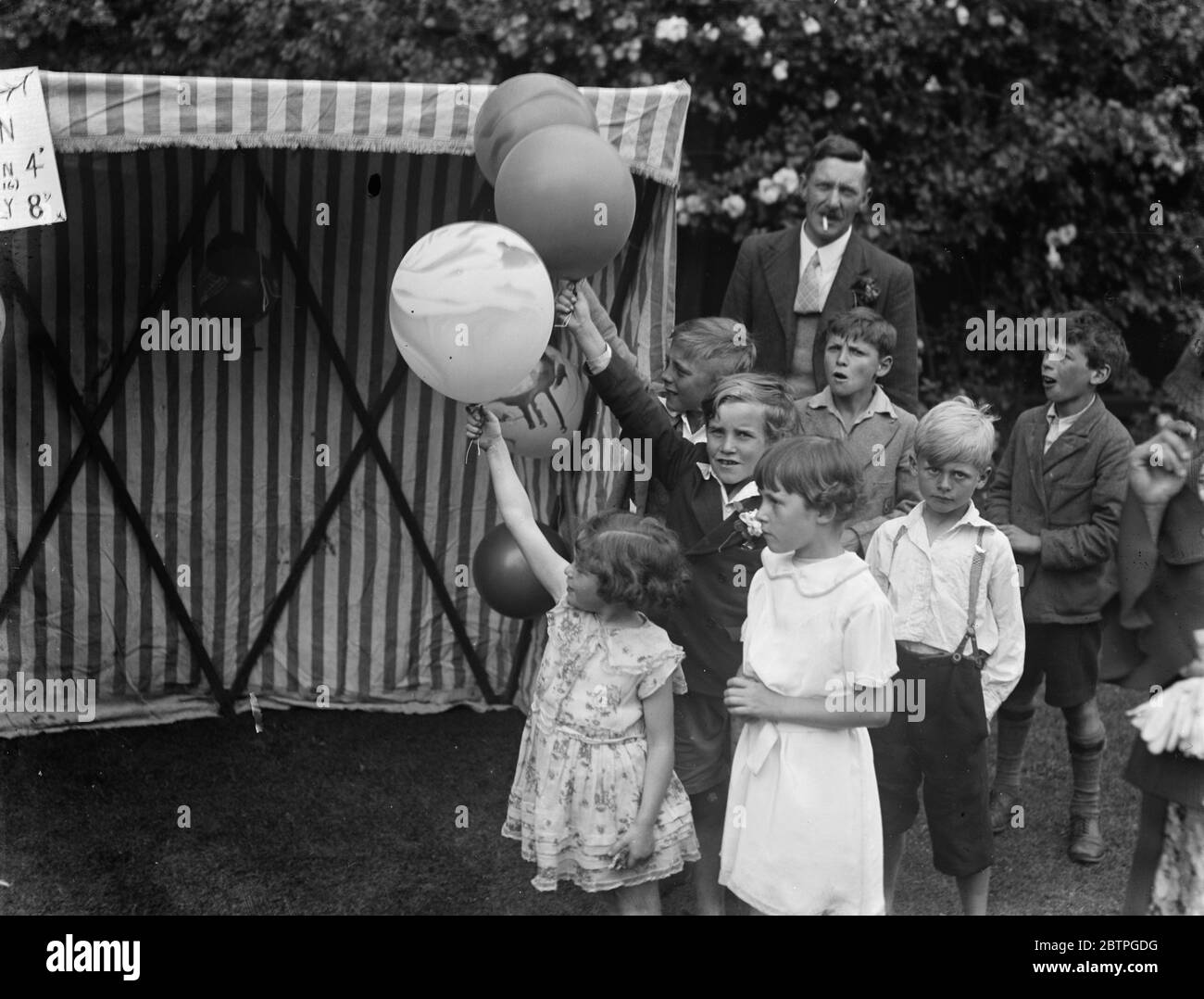 Chislehurst fete in Kent . The start of the balloon race . 1936 Stock Photo Alamy