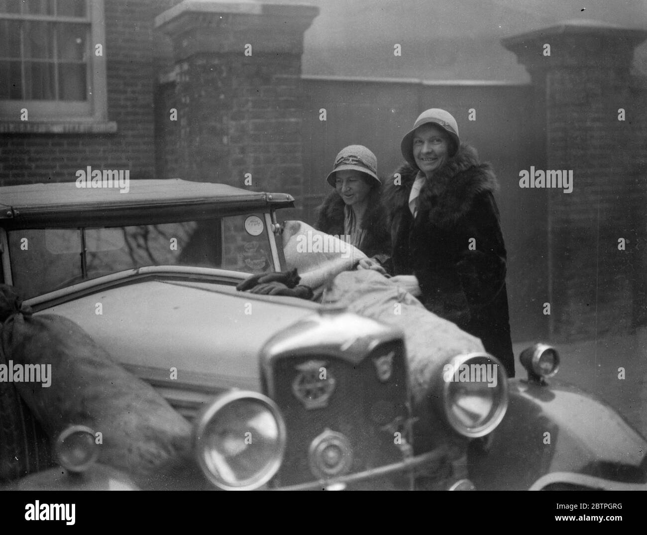 Overland from Australia . Australian motorists arrive in London . Miss Jean Robertson ( left ) and Miss K Howell . 30 January 1932 Stock Photo
