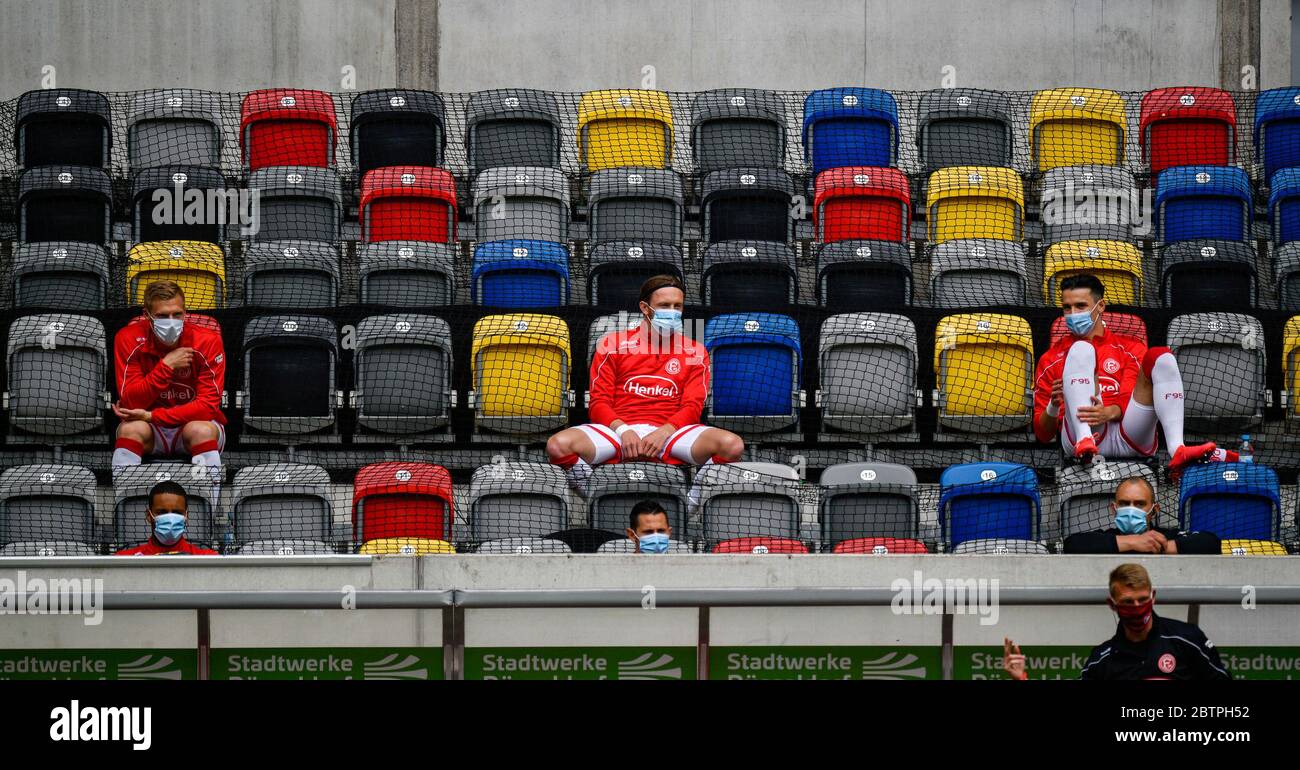 Fortuna Duesseldorf's players sit on the bench during the Bundesliga soccer match between Duesseldorf and Paderborn in the Merkur Spiel-Arena, Duesseldorf, Germany. Stock Photo