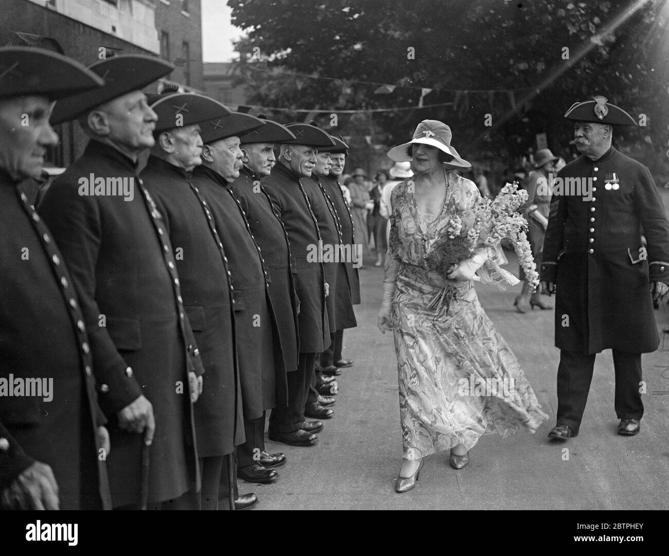 Chelsea pensioners on parade . Feo Lady Alington inspecting Chelsea pensioners when she opened the Summer fete at the Duke of Yorks , headquarters , Chelsea , London , in aid of the Disabled Officers Garden , Homes . 14 July 1932 Stock Photo