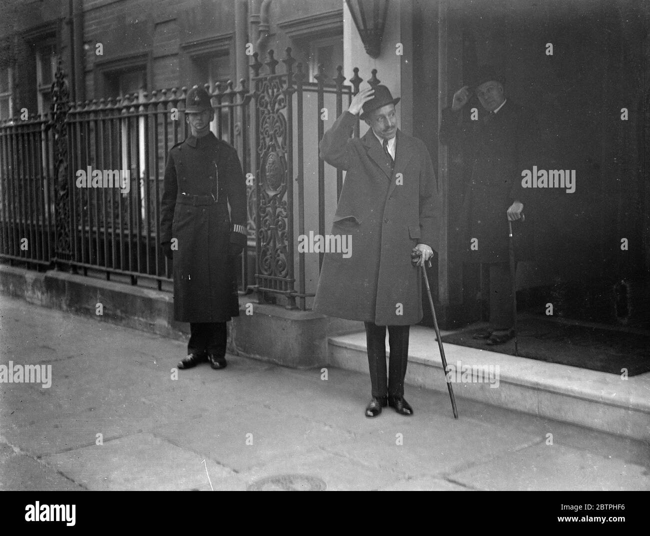 King Alfonso in London . Ex King Alfonso of Spain arrived in London for a private visit .He came quietly , entirely unnoticed among the throng at Victoria station , and traveelled incognito . Acknowledging salutes as he left his hotel in London to visit friends . 8 February 1932 Stock Photo