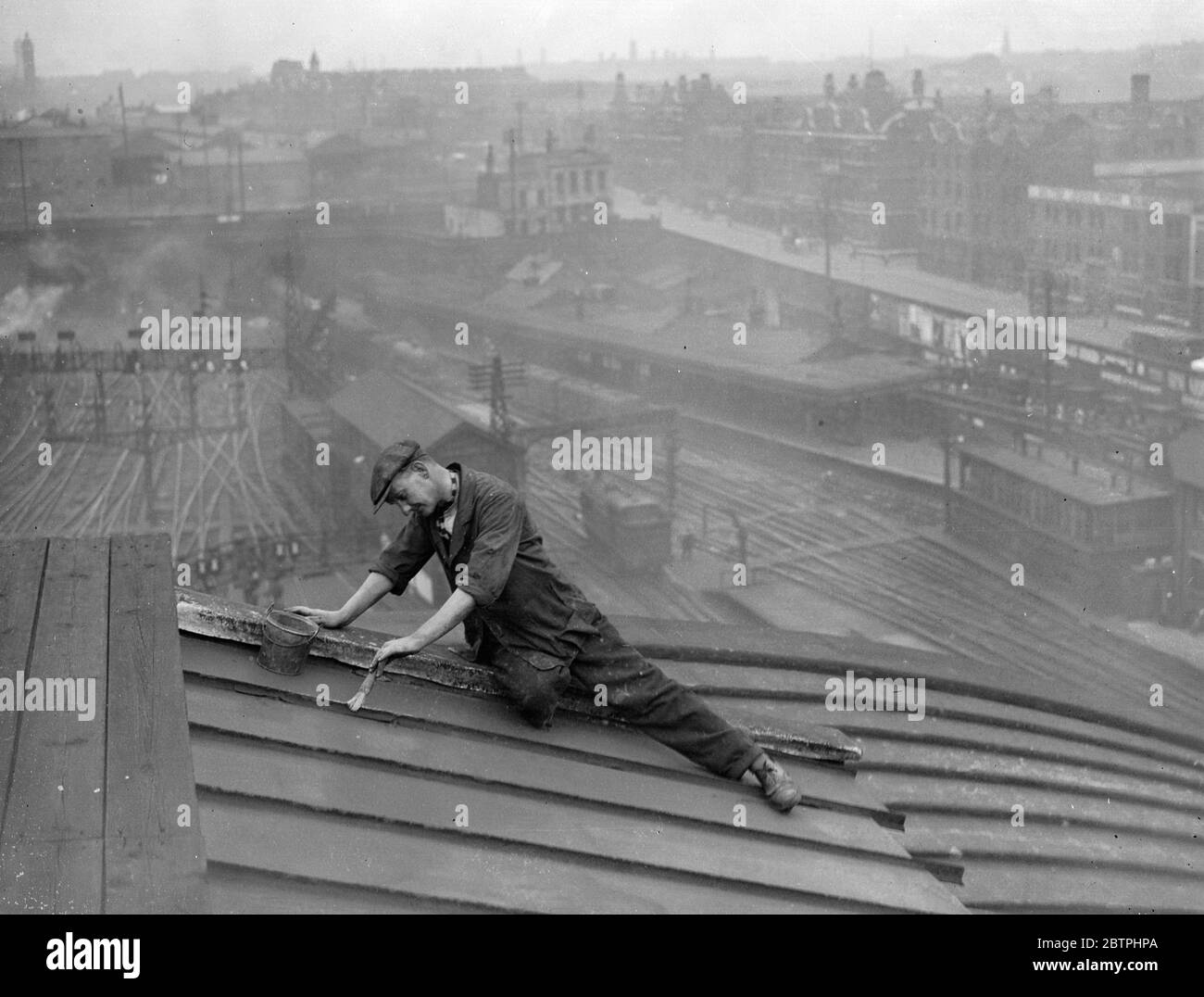King 's Cross Station . Cleaning the roof . 1932 Stock Photo