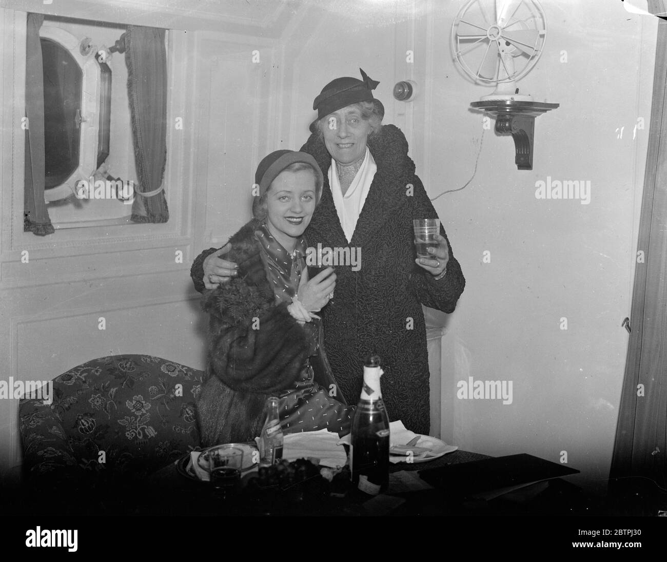 Evelyn Late arrives home . Miss Evelyn Laye and her mother photographed in their cabin aboard the SS Berengaria on arrival home at Southampton from America . 29 March 1934 Stock Photo