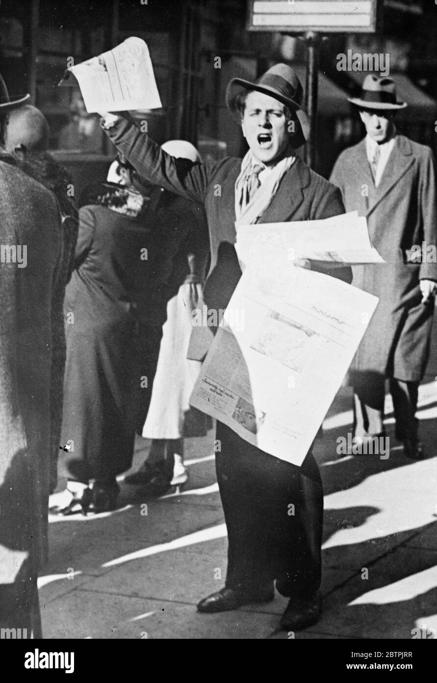 Adowa Falls !.  Adowa Falls ! - a newsboy in Rome calls the news of the Italian victory at Adowa in the Italo - Abyssinian conflict . 7 October 1935 Stock Photo