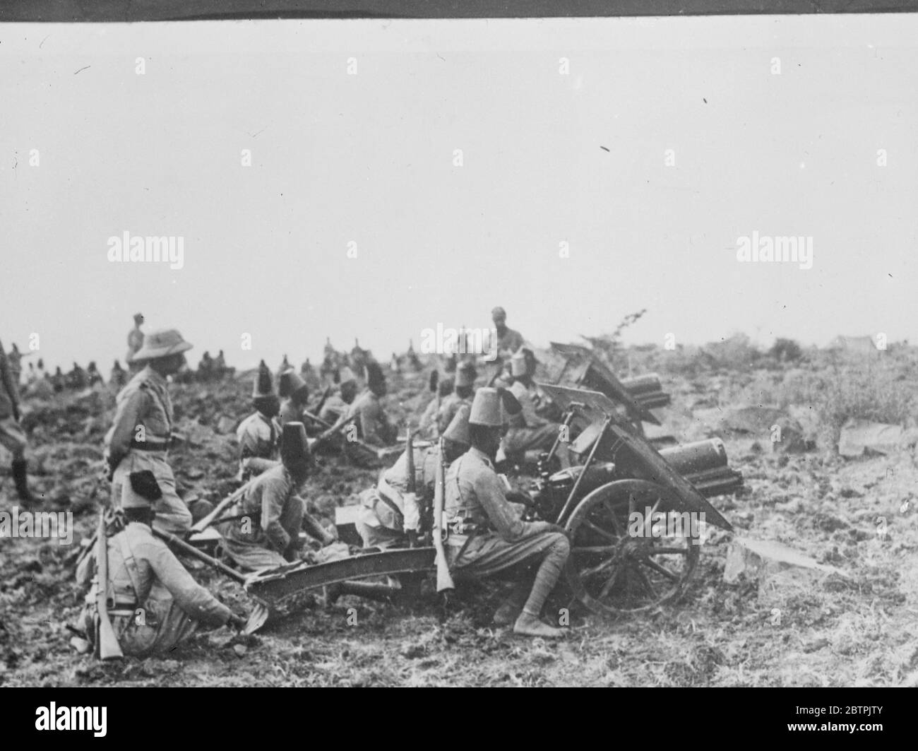 Batteries trained on Makale . Italian batteries manned by Askaris in position on the Makale front . 7 November 1935 Stock Photo