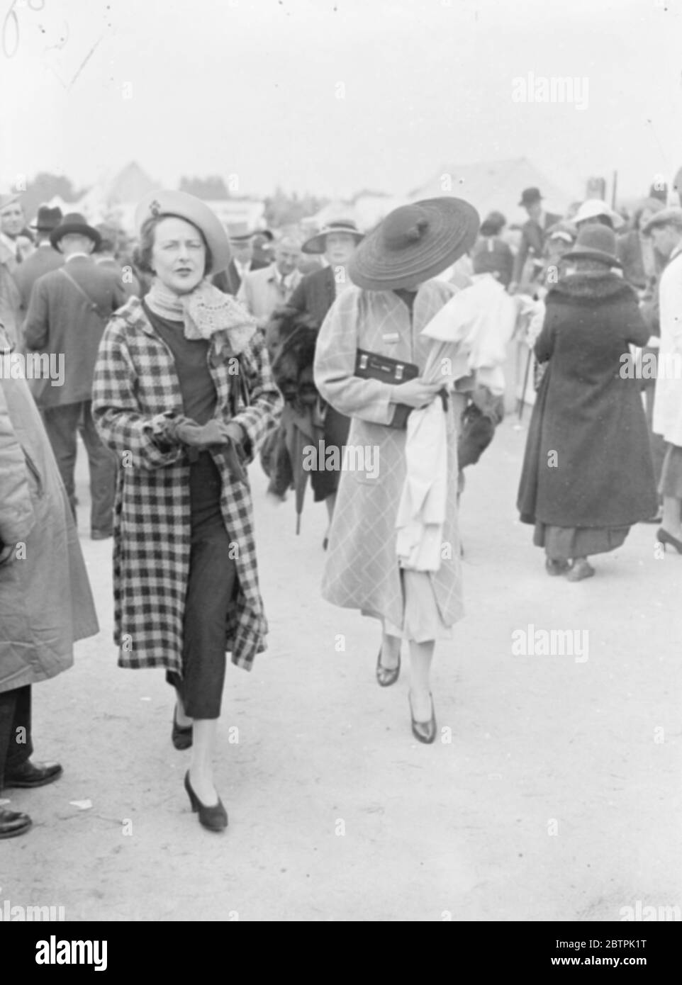 The biggest at Ascot . An outsized hat worn by a women racegoer as she left Waterloo for Ascot . 19 June 1935 Stock Photo